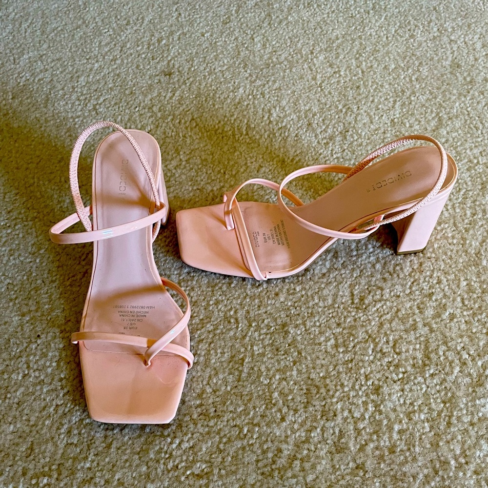 NWOT peachy pink faux patent block heel sandals.